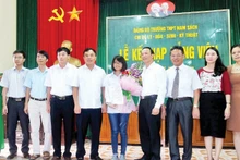 Acto de admisión de nuevos militantes del Partido en la Escuela Secundaria Nam Sach, en la ciudad de Hai Phong.
