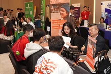 Los estudiantes interactúan con representantes de las principales escuelas australianas. (Foto: Embajada de Australia en Vietnam)