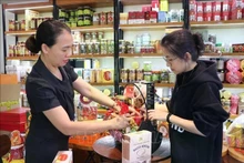 La cesta de regalo de OCOP combina ingeniosamente alimentos nutritivos y productos artesanales. (Foto: VNA)