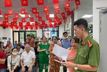 La Policía del distrito de Dong Da (Hanoi) brindó orientación y respondió a las preguntas de los residentes, garantizando la entrega de los obsequios. (Foto: VNA)