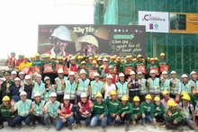Nhan Dan y Coteccons llevan el Tet a más de dos mil obreros de construcción en Proyecto del Centro de Convenciones APEC