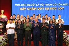 El viceprimer ministro permanente de Vietnam, Nguyen Hoa Binh, y los delegados participantes en la cita (Foto: VNA)