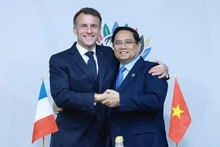 El primer ministro de Vietnam, Pham Minh Chinh, y el presidente de Francia, Emmanuel Macron. (Foto: VNA)