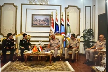 Panorama de la reunión entre el ministro de Defensa de Vietnam, general Phan Van Giang, y su homólogo egipcio, general Abdel Mageed Saqr. (Foto: VNA)
