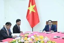 [Foto] Premier vietnamita mantiene conversación telefónica con su homólogo singapurense