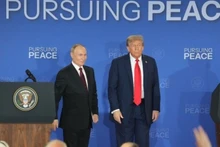 El presidente de Estados Unidos, Donald Trump (derecha), y el presidente de Rusia, Vladimir Putin, durante una rueda de prensa conjunta en la Base Elmendorf-Richardson, en Anchorage, estado estadounidense de Alaska, el 15 de agosto de 2025. (Foto: VNA)