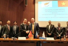 El viceministro vietnamita de Finanzas Cao Anh Tuan y el titular de Finanzas de la República de Chipre, Makis Keravnos.