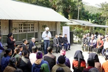El ministro de Desarrollo Internacional de Canadá, Randeep Sarai, intercambian con locales. (Foto: VNA)