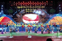 Una actuación artística en el evento.