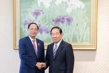 El vicepresidente de la Asamblea Nacional de Vietnam Tran Quang Phuong (izquierda) se reúne con el titular de la Cámara de Representantes de Japón, Nukaga Fukushiro. (Foto: VNA)