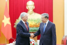 El secretario general del Partido Comunista de Vietnam, To Lam (derecha), y el presidente de la Duma Estatal de Rusia, Vyacheslav Volodin. (Foto: VNA)