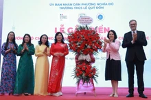 El embajador de Francia en Vietnam, Olivier Brochet, y la directora general de la Agencia para la Enseñanza Francesa en el Extranjero, Claudia Scherer-Effosse, felicitan a la escuela secundaria Le Quy Don.