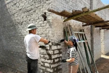 Realizan la erradicación de viviendas temporales y deterioradas en la comuna de Na Ri. (Foto: VNA)