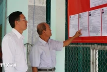 Electores consultan las reseñas biográficas de los candidatos al Consejo Popular de la comuna de Tan Hong (Dong Thap) para el período 2026-2031. (Foto: VNA)