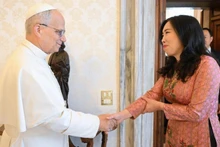 La viceministra de Asuntos Exteriores de Vietnam, Le Thi Thu Hang, y Monseñor Miroslaw Wachowski (Foto: Cancillería vietnamita)