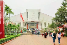 Los turistas visitan el Museo de Ho Chi Minh. (Foto: Hoai Nam/https://kinhtedothi.vn/)