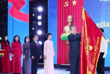 El secretario general del Partido Comunista de Vietnam, To Lam, coloca la Orden Ho Chi Minh en la bandera tradicional de la VNA. (Foto: VNA)