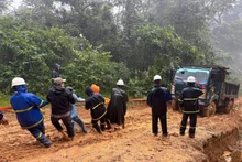 Lineros de la compañía eléctrica de Quang Tri superan todas las dificultades, esforzándose por llevar electricidad a las aldeas y poblados remotos antes del 15 de diciembre. (Foto: VNA)