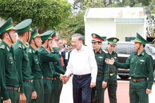 El secretario general del Partido Comunista de Vetnam, To Lam, quien también se desempeña como secretario de la Comisión Militar Central, visitó hoy la Estación de Guardia Fronteriza de Ea H’Leo, en la provincia central de Dak Lak. (Foto: VNA)