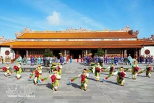 Recreación de la ceremonia de la Gran Audiencia Real del Año Nuevo Lunar de la dinastía Nguyen en el Palacio Thai Hoa de la Ciudadela Imperial de Hue. (Foto: VNA)