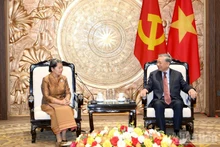 El secretario general del Partido Comunista de Vietnam, To Lam, y la vicepresidenta del Partido Popular de Camboya (CPP) y titular del Consejo Nacional del Frente de Solidaridad para el Desarrollo de la Patria de ese país, Men Sam An (Foto: Nhan Dan)