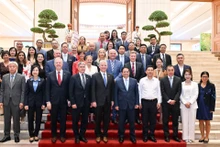 El primer ministro vietnamita Pham Minh Chinh y representantes de Consejo Empresarial Estados Unidos-Asean. (Foto: Nhan Dan)