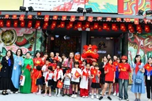 Estudiantes y profesores de la Escuela de Lengua Vietnamita Cay Tre participan en el programa.