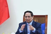 El primer ministro de Vietnam, Pham Minh Chinh, mantiene una conversación telefónica con el canciller alemán, Friedrich Merz. (Foto: Nhan Dan)