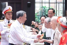 [Foto] Líder partidista vietnamita se reúne con personas con méritos revolucionarios 
