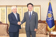 El presidente del Comité Central del Frente de la Patria de Vietnam, Do Van Chien, y el primer ministro surcoreano, Kim Min Seok. (Foto: VNA)