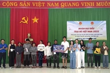 Estudiantes vietnamitas en la República de Polonia entregan donaciones a personas en situación difícil en la provincia de Dak Lak. (Foto: VNA)