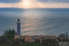 [Foto] El faro de la montaña Dai Lanh, primero en ver el sol en territorio continental de Vietnam 