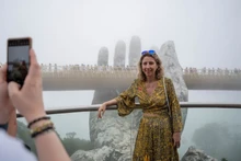Turistas extranjeros en el puente dorado en Da Nang. (Foto: Sun Group)