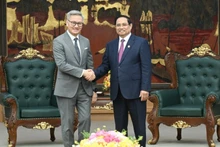 El primer ministro Pham Minh Chinh (derecha) recibe al ministro de Relaciones Exteriores de Laos, Thongsavanh Phomvihane (Foto: Nhan Dan)