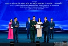 El presidente de la Asamblea Nacional, Tran Thanh Man, entrega el Premio A a los ganadores. (Foto: Thuy Nguyen)