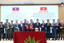 Los Servicios de Salud Pública de la provincia de Dien Bien y la laosiana de Phongsali firman un memorando de entendimiento sobre cooperación. (Foto: baovanhoa.vn)