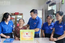 Los jóvenes de Da Nang rinden homenaje a los héroes y mártires.