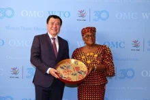 El viceministro de Industria y Comercio, Nguyen Sinh Nhat Tan y la directora general de la OMC, Ngozi Okonjo-Iweala (Foto: VNA)