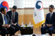 El director de la Academia Nacional de Política Ho Chi Minh y presidente del Consejo Teórico Central, Nguyen Xuan Thang y Park Cheol Hee, rector de la Academia Diplomática Nacional de Corea del Sur (Foto: VNA)