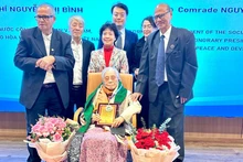La exvicepresidenta de Vietnam Nguyen Thi Binh, célebre negociadora en los Acuerdos de Paz de París, fue galardonada con el Premio Romesh Chandra por sus significativas contribuciones a la causa de la paz y la solidaridad internacional. (Foto: VNA)