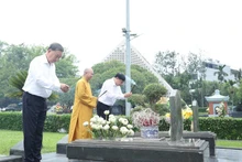 El secretario general del Partido Comunista de Vietnam, To Lam, ofrece incienso en el Cementerio Nacional de los Mártires A1 (Foto: VNA)