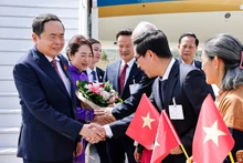 Funcionarios y personal de la Embajada, junto con la comunidad vietnamita en Suiza, reciben al presidente de la Asamblea Nacional, Tran Thanh Man, y a su esposa en el aeropuerto internacional de Ginebra. (Foto: VNA)