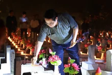 El primer ministro de Vietnam, Pham Minh Chinh, rinde homenaje a los caídos. (Foto: VNA)