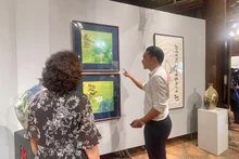 Visitantes en la exposición.