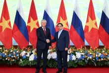 El primer ministro de Vietnam, Pham Minh Chinh (derecha), recibe al presidente de la Duma Estatal de Rusia, Vyacheslav Volodin. (Foto: Nhan Dan)