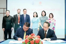 Firma del memorando de entendimiento entre Central Retail Vietnam y Lotte Plaza Market para promover la introducción de productos vietnamitas en la red minorista de esta última en Estados Unidos. (Foto: VNA)