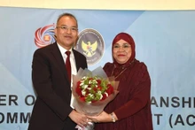 El embajador vietnamita en Kuwait, Nguyen Duc Thang, entrega la presidencia del Comité de la Asean en Kuwait a su homóloga de Indonesia, Lena Maryana, (Foto: Embajada de Vietnam en Kuwait)