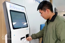 Aplicación de un software de numeración de filas en un centro de servicios de administración pública en Quang Ninh. (Foto: VNA)