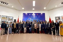 Delegados y artistas de Vietnam e Indonesia en el evento.
