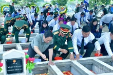 El primer ministro Pham Minh Chinh participa en el entierro de los restos de soldados voluntarios y expertos vietnamitas en el Cementerio de los Mártires de Doc Ba Dac (distrito de Thoi Son, provincia de An Giang). (Foto: Nhan Dan)